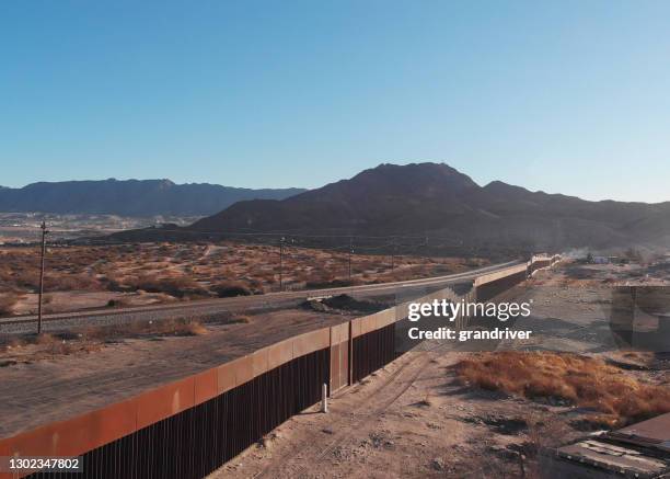 internationale grenzmauer von puerto anapra, chihuahua, mexiko mit blick über die grenzmauer in den sunland park, new mexico - mexico border wall stock-fotos und bilder