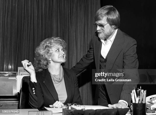 Country singer songwriter Margo Smith poses during a recording contract signing with the William Morris Agency 1980 in Nashville, Tennessee.