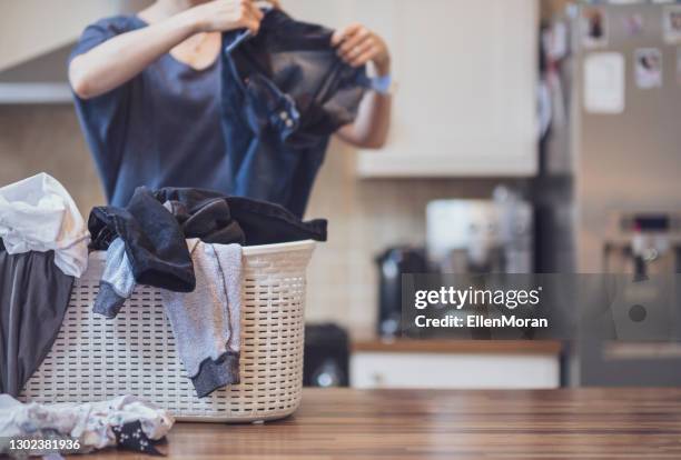 blanchisserie pliante à la maison - tâche fastidieuse photos et images de collection