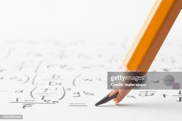 mathe-problem. bleistift mit gebrochenem punkt. - mathematisches symbol stock-fotos und bilder