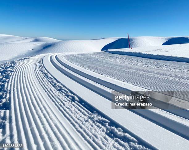 pista de esqui cross-country em montanhas de neve - marca de esqui - fotografias e filmes do acervo