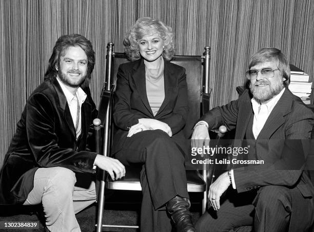 Country singer songwriter Margo Smith poses during a recording contract signing with the William Morris Agency 1980 in Nashville, Tennessee.