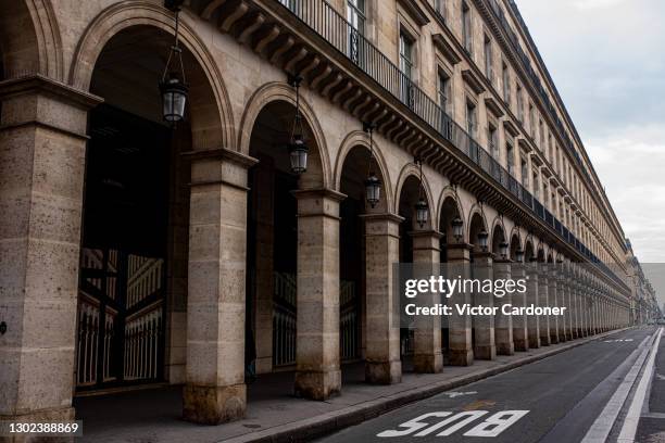 rue de rivoli in paris - rue de rivoli fotografías e imágenes de stock