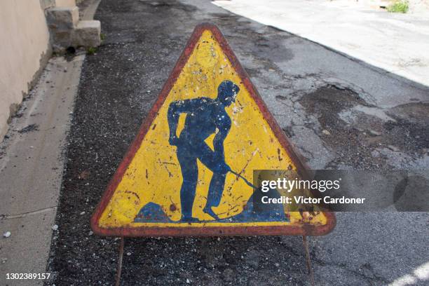men at work sign - construction sign stock pictures, royalty-free photos & images