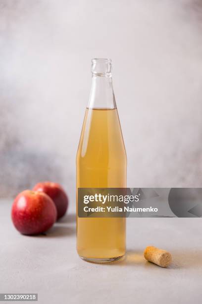 apple vinegar, fermented foods - vinegar stockfoto's en -beelden