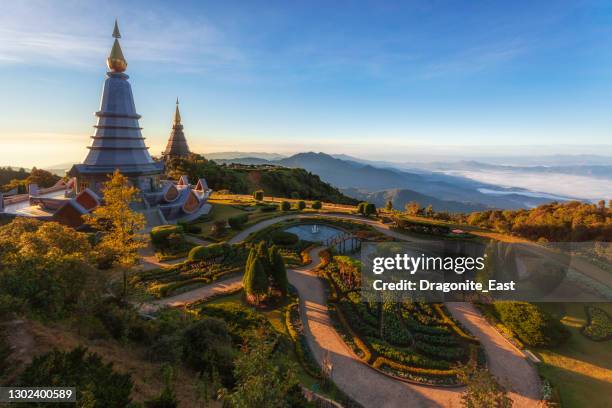 rey y reina pagoda de doi inthanon chiangmai tailandia. naphamethinidon y naphaphonphumisiri - provincia-de-chiang-mai fotografías e imágenes de stock