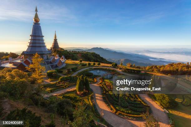 pagoda del re e della regina di doi inthanon chiangmai thailandia. naphamethinidon e naphaphonphumisiri - tailandia foto e immagini stock