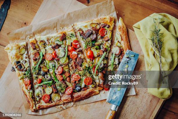 zelfgemaakte tarte flambée in stijl van een witte pizza - savory pie stockfoto's en -beelden