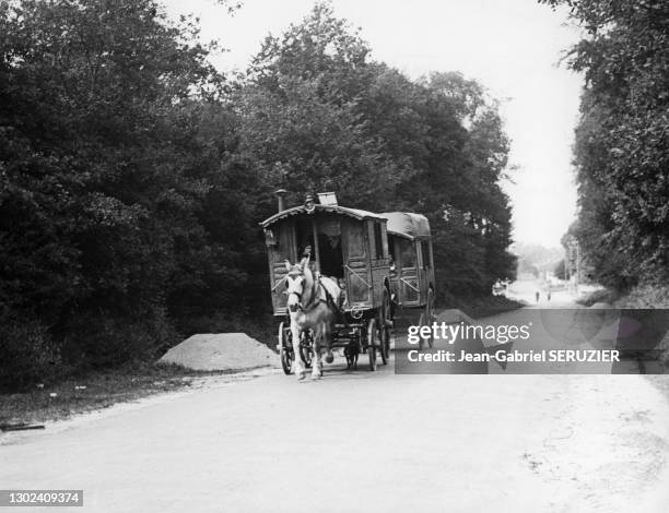 Roulotte de gitan sur une route, circa 1950, France.