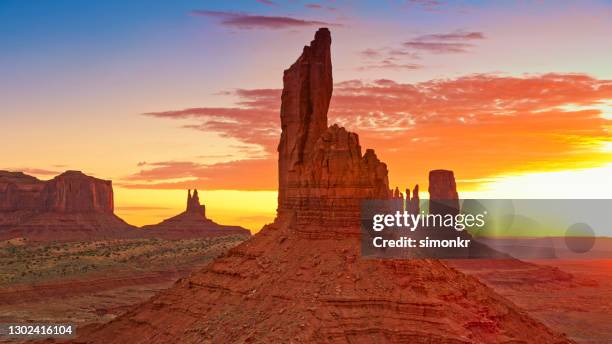 vista aérea del valle del monumento - monument valley tribal park fotografías e imágenes de stock