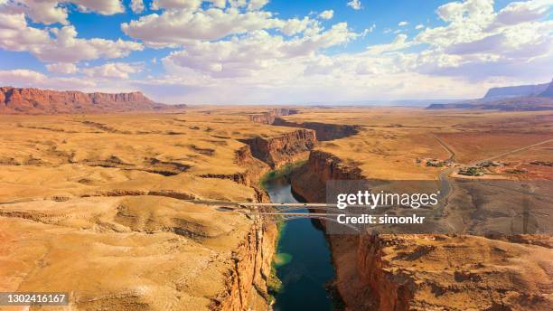 luftaufnahme der navajo bridge über den colorado river - fluss colorado river stock-fotos und bilder