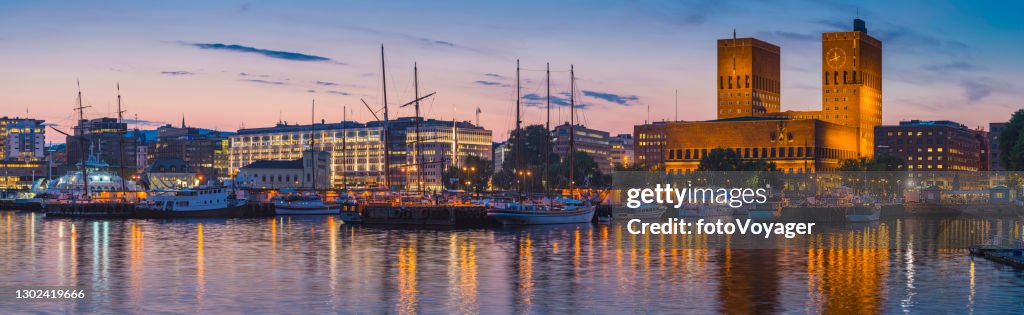 Oslo haven panorama-jachthaven stadhuis verlicht nacht Noorwegen