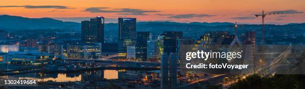 oslo bjorvika barcode project downtown wolkenkrabbers verlichte zonsondergang panorama noorwegen - concertgebouw stockfoto's en -beelden