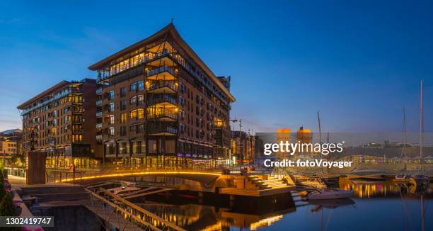 oslo aker byrgge uferbebauung rathaus mit blick auf fjord norwegen - oslo city hall stock-fotos und bilder