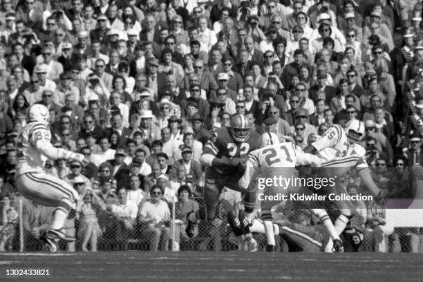 Running back Duane Thomas of the Dallas Cowboys carries the ball during Super Bowl V against the Baltimore Colts at the Orange Bowl on January 17,...