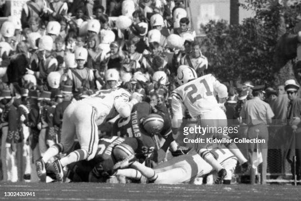 Running back Duane Thomas of the Dallas Cowboys carries the ball during Super Bowl V against the Baltimore colts at the Orange Bowl on January 17,...