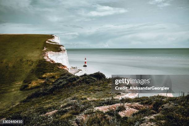 greenfields of beachy head and chalk cliffs in eastbourne, uk - seven sisters acantilado fotografías e imágenes de stock