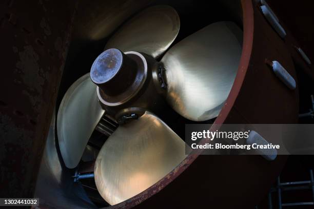 ships propeller - scheepsromp stockfoto's en -beelden