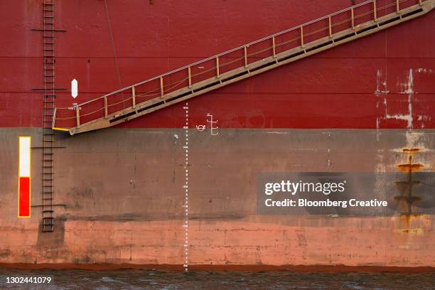 ship's boarding ladder - scheepsromp stockfoto's en -beelden