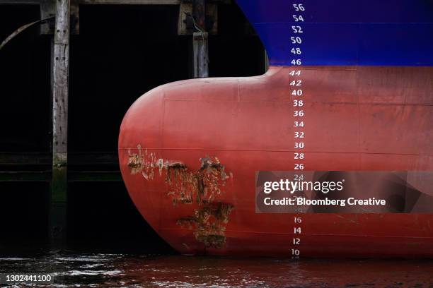 bulbous ships bow - container ship bow stock pictures, royalty-free photos & images