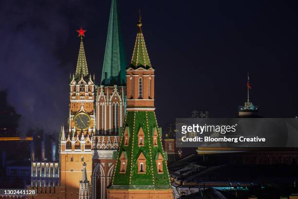 the kremlin at night - kremlin stock pictures, royalty-free photos & images