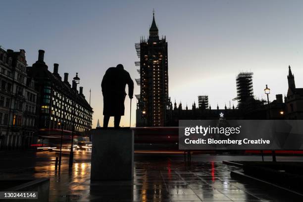 winston churchill statue and houses of parliament - house of commons of the united kingdom stock pictures, royalty-free photos & images