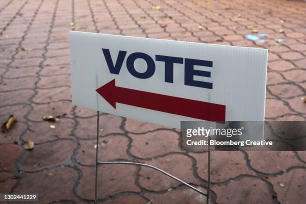 voting sign - polling booth stockfoto's en -beelden