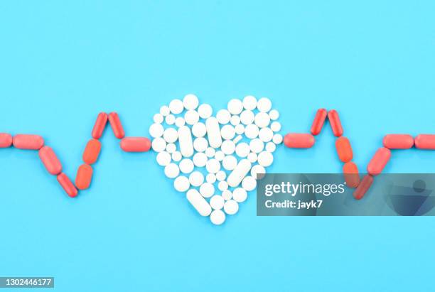 well being - heart pill ストックフォトと画像