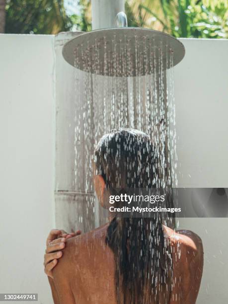 de vrouw neemt openluchtdouche in tropische tuin - men taking a shower stockfoto's en -beelden