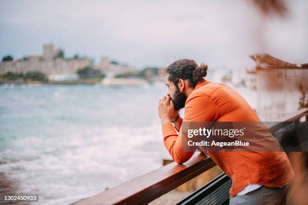 gedeprimeerde mens door het balkon - depressie landelement stockfoto's en -beelden