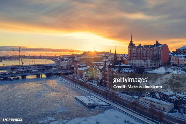 de zonsopgang van de winter in centraal stockholm - stockholm stockfoto's en -beelden