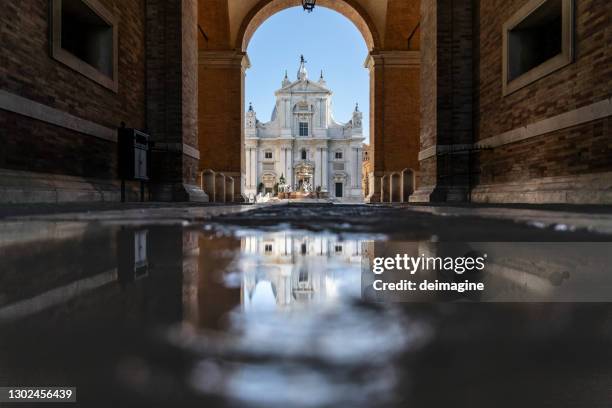 piazza della madonna, basílica da santa casa, cidade de loreto, itália - marche italia - fotografias e filmes do acervo