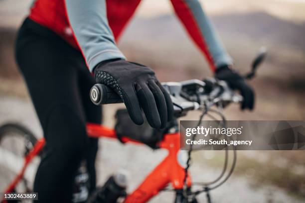 mannelijke fietser die fiets op weg berijdt - sports glove stockfoto's en -beelden