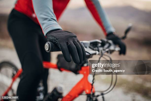 mannelijke fietser die fiets op weg berijdt - sporthandschoen stockfoto's en -beelden