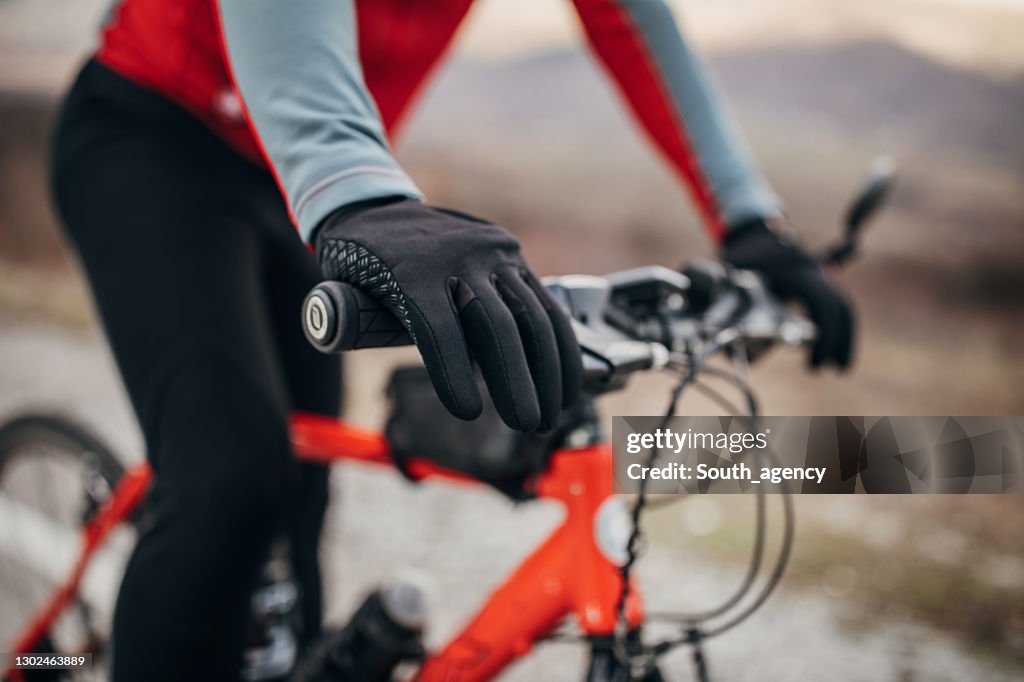 Manlig cyklist ridning cykel på väg