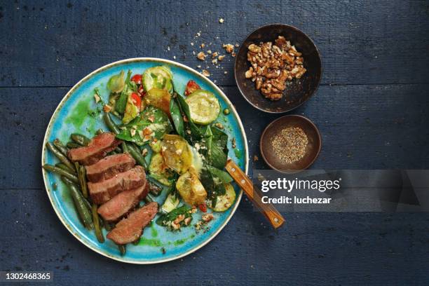 steak au beurre d’ail avec salade de haricots verts et légumes. - plat de présentation photos et images de collection