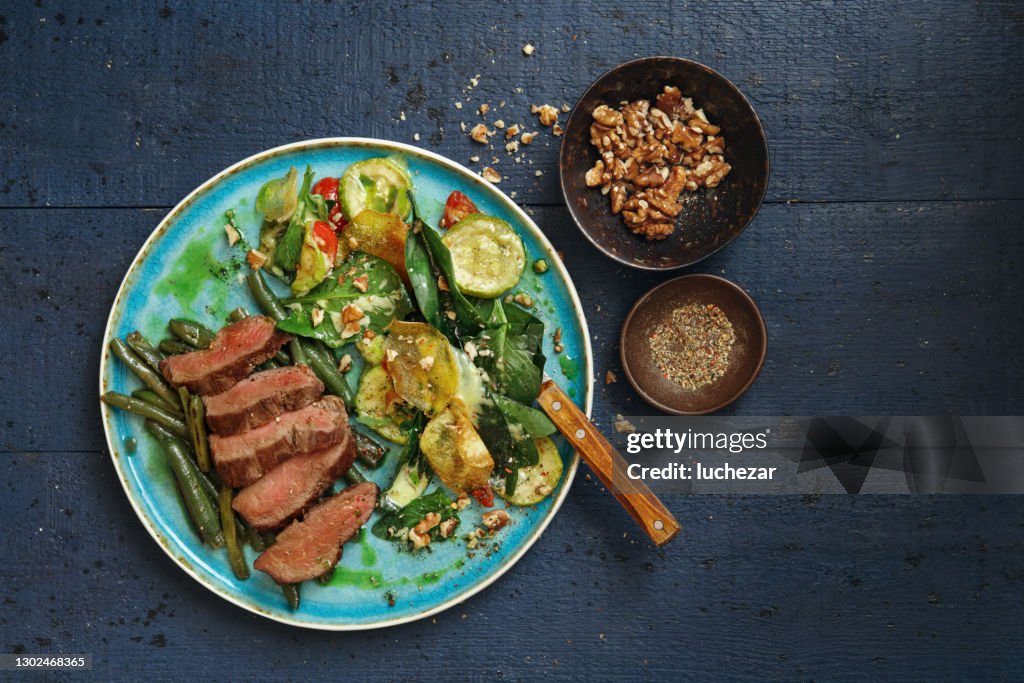 Bife de Manteiga de Alho com Feijão Verde e Salada de Legumes.
