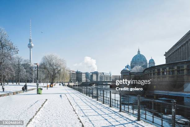 besneeuwd stadsgezicht berlijn met tv-toren en kathedraal in de de winterzon - berlin spree stockfoto's en -beelden