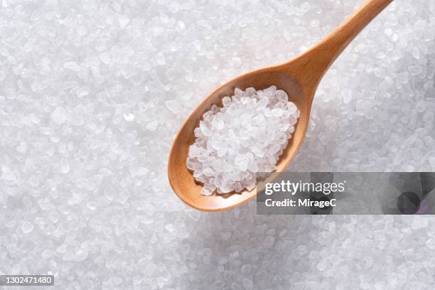 sea salt in spoon - gesalzenes stock-fotos und bilder