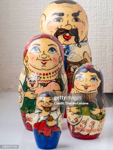 russian doll family - russian nesting doll stock pictures, royalty-free photos & images