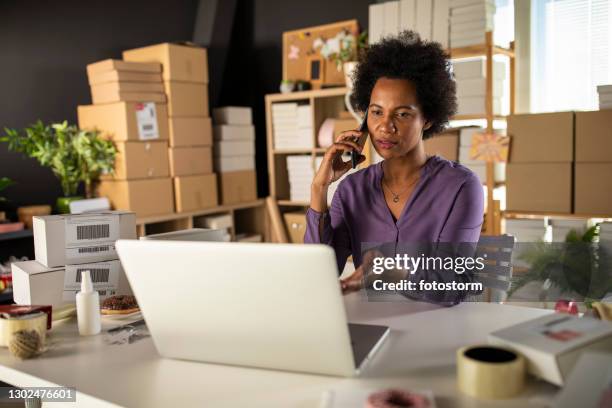 femme d’affaires afro-américaine sur une conférence téléphonique - black color photos et images de collection