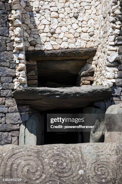 eingang in newgrange in county meath, irland - bru na boinne stock-fotos und bilder