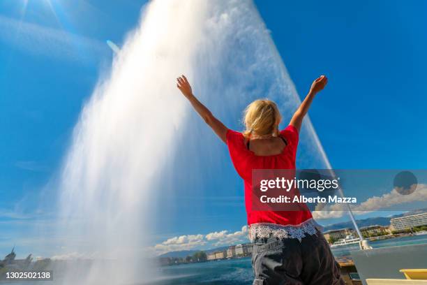 woman at jet d'eau fountain - ginevra foto e immagini stock