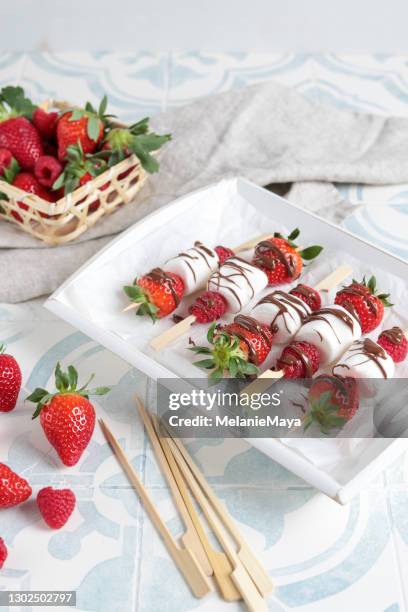 dessertspieße mit marshmallows erdbeeren und schokolade - marshmallow stock-fotos und bilder