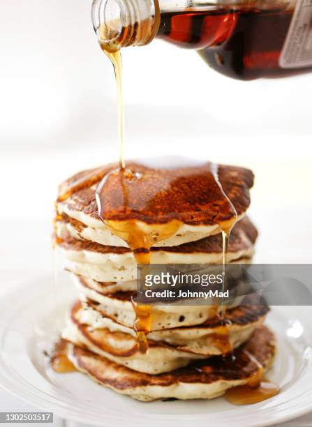 pannenkoeken - maple syrup pancakes stockfoto's en -beelden