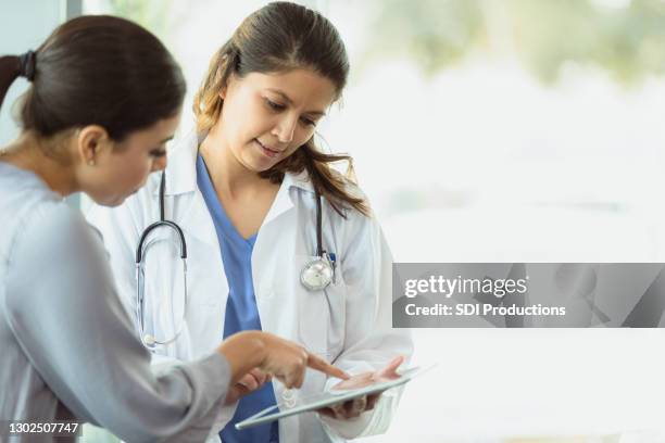 le docteur attentif discute du résultat de test médical avec le patient - tableau médical photos et images de collection