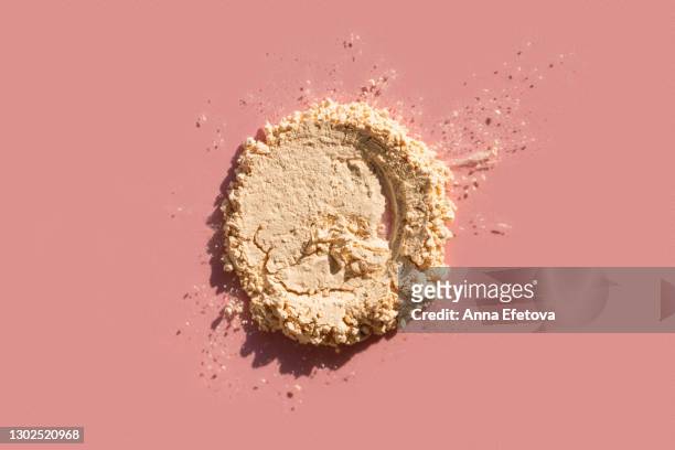 spot of crushed face powder on pink background. trendy selfcare products of the year - powder compact 個照片及圖片檔