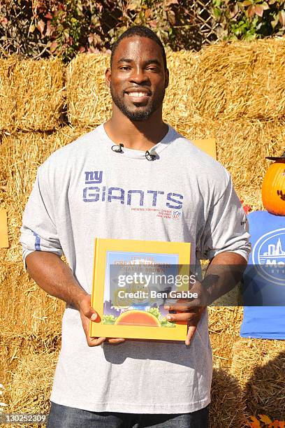 Giants Defensive End, Justin Tuck reads "It's The Great Pumpkin, Charlie Brown" at P.S. 019 on October 25, 2011 in New York City.