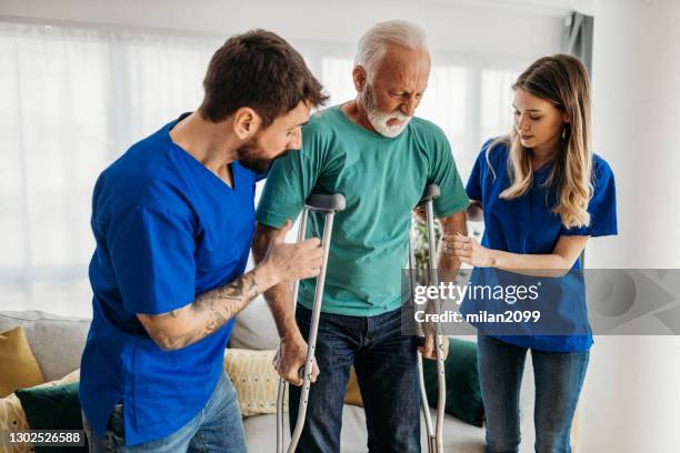 visiting senior - heup stockfoto's en -beelden