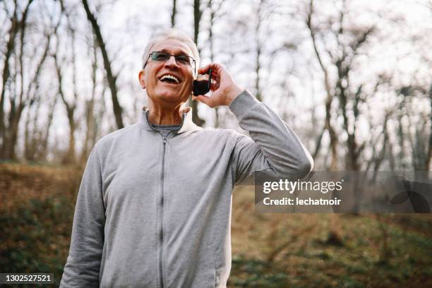 senior man i telefon när du tränar utomhus - tracksuit jacket bildbanksfoton och bilder